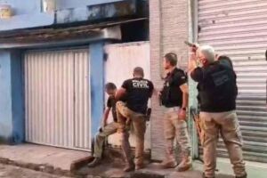 Agentes da Pol&iacute;cia Civil em opera&ccedil;&atilde;o contra quadrilha no Grande Recife.