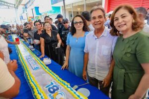 Prefeito Carlos Santana corta bolo comemorativo.