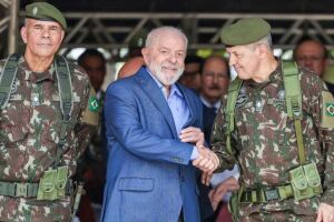 Presidente Lula ao lado de militares.