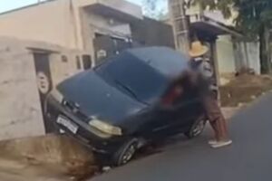 Carro do professor de jiu-jitsu baleado na cabe&ccedil;a, ap&oacute;s bater em motocicleta de assaltantes para tentar impedir roubo.