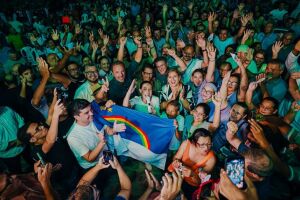 Governadora Raquel Lyra no Sert&atilde;o do Paje&uacute; ap&oacute;s realizar entregas.