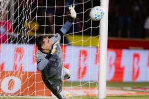 Thiago Couto jogou com virose contra o An&aacute;polis.