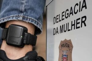 Tornozeleira eletr&ocirc;nica para agressor de mulher. 