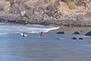 Momento em que bombeiros tentam resgatar v&iacute;timas de afogamento em praia de Fernando de Noronha.