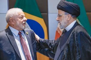 Lula y el presidente iran&iacute; Ebrahim Raisi durante una reuni&oacute;n bilateral del BRICS en Johannesburgo (2023)