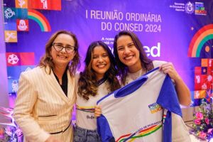 Raquel Lyra (PSD), governadora de Pernambuco, ao lado de estudante
