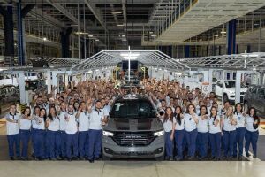 Equipe celebra em Goiana a produ&ccedil;&atilde;o do ve&iacute;culo 2 milh&otilde;es: a Ram Rampage