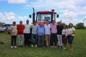 Em Itapissuma, Jr de Irm&atilde; T&ecirc;ca e Clodoaldo Magalh&atilde;es anunciam chegada de novo trator agr&iacute;cola 