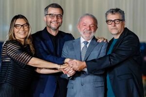 A primeira-dama Janja e o presidente Lula recebem o ator Wagner Moura e o cineasta Kleber Mendon&ccedil;a Filho. 