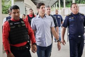 Jo&atilde;o Campos com guardas municipais