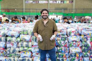 Vinic&iacute;us Labanca faz entrega de cestas b&aacute;sicas 