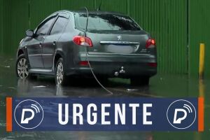 Transformador estoura, fio energizado fica solto na rua e pedestre leva choque no Recife.