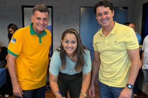 L&iacute;via Alvaro, com o Coronel Meira (&agrave; esquerda) e Anderson Ferreira (&agrave; direita).