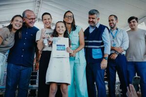 Governadora Raquel Lyra entrega chaves de 125 resid&ecirc;ncias para fam&iacute;lias no Recife.