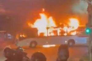 Sindicato suspende circula&ccedil;&atilde;o de &ocirc;nibus no Ibura ap&oacute;s ve&iacute;culo ser incendiado em protesto.