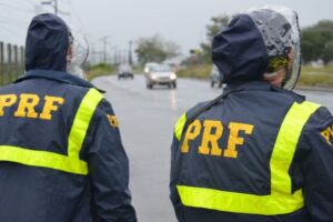 Agentes da Pol&iacute;cia Rodovi&aacute;ria Federal.
