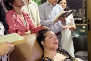 Amanda Wanessa com amigos e familiares no seu anivers&aacute;rio de 39 anos.