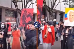 Vestidos de preto e mascarados, grupo LGBT+ realiza prociss&atilde;o com encena&ccedil;&atilde;o da crucifica&ccedil;&atilde;o de Jesus