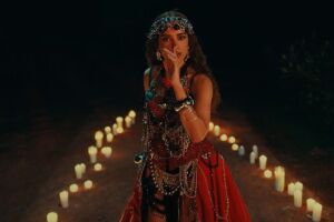 Anitta interpreta uma Pombagira em "Desgra&ccedil;a", seu novo videoclipe do &aacute;lbum "EQUILIBRIVM"