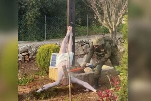 Soldado israelense destr&oacute;i imagem de Jesus Cristo a marretadas em vila crist&atilde; no L&iacute;bano