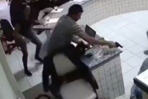 Homem que atirou em r&eacute;u para vingar morte do pai durante julgamento &eacute; inocentado