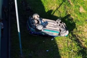 Viatura da PM capota na BR-101 ap&oacute;s colis&atilde;o com carreta na Zona Norte do Recife