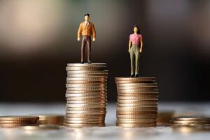 Desigualdade salarial aumenta e mulheres recebem 21,3% a menos que homens no Brasil