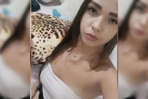 Jovem &eacute; esfaqueada 16 vezes por homem que conheceu na internet; filho de 3 anos presenciou o crime