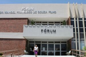 Juiz anula processo contra homem com celular roubado por considerar revista policial ilegal