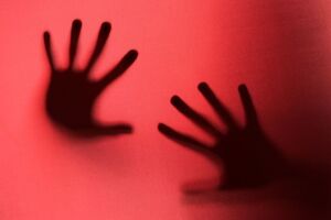 Homem &eacute; acusado de drogar a esposa e vend&ecirc;-la sexualmente a mais de 120 homens