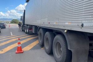 Caminh&atilde;o &eacute; flagrado com placas falsas.