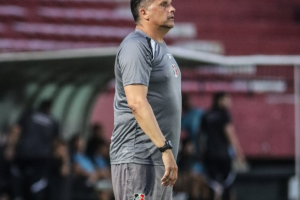 Claudinei Oliveira, treinador do Santa Cruz.