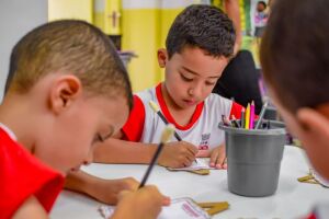 Crian&ccedil;as em escola de Garanhuns.