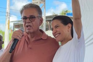 Deputado Ant&ocirc;nio Moraes e governadora Raquel Lyra.