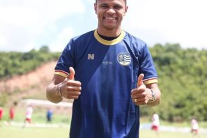 Douglas Santos em visita ao CT do N&aacute;utico.