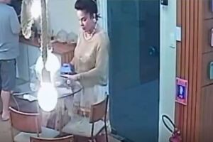 Advogada foi flagrada furtando dois aparelhos celulares. 