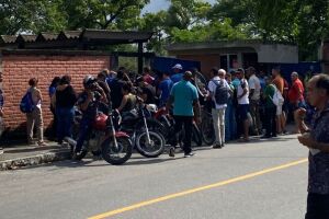 Fila na frente do Detran.