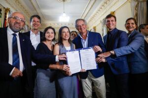 Governadora Raquel Lyra assina concess&atilde;o parcial da Compesa.