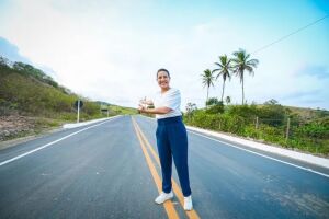 Governadora Raquel Lyra inaugurando uma estrada em Pernambuco.