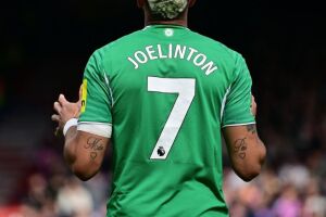 Joelinton com a camisa do Newcastle contra o Crystal Palace.