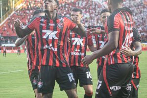 Jogadores do Vit&oacute;ria comemorando um gol.