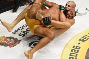 Matheus Ara&uacute;jo venceu a luta ap&oacute;s aplicar um mata-le&atilde;o em Anderson Nascimento.