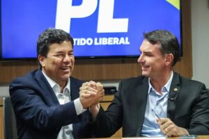 Deputado federal Mendon&ccedil;a Filho e Fl&aacute;vio Bolsonaro. 