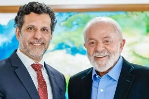 Ministro da Educa&ccedil;&atilde;o, Leonardo Barchini, ao lado do presidente Lula.