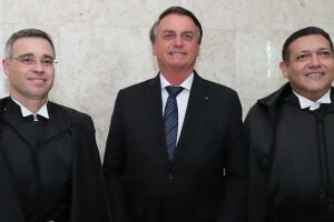Ministros Andr&eacute; Mendon&ccedil;a e Nunes Marques ao lado de Jair Bolsonaro.