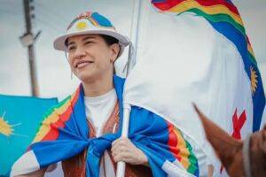 Governo de Pernambuco, Raquel Lyra, com bandeiras do Estado que comanda