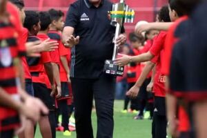 Nelsinho Baptista com a ta&ccedil;a da Copa do Brasil de 2008.