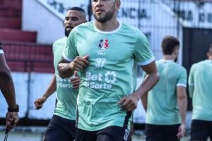 Pedro Favela fala sobre atrasos salariais no Santa Cruz.