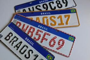 Placas de ve&iacute;culos do Brasil.