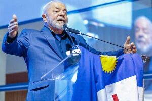 Presidente Lula com a bandeira de Pernambuco.